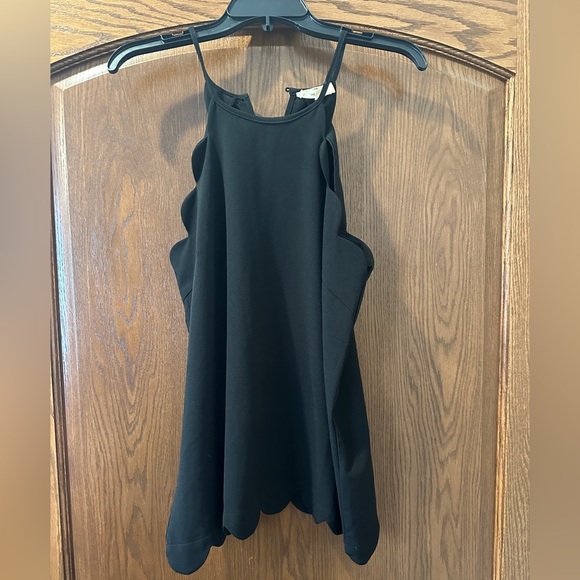 Black scalloped tank top - Picture 1 of 3
